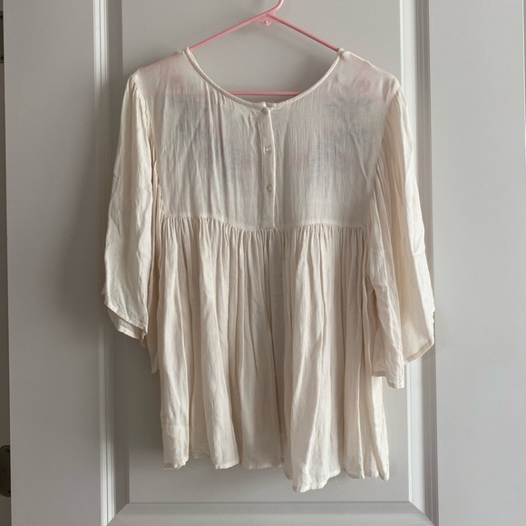 Off-white flowy blouse with floral embroidered design - Picture 3 of 6